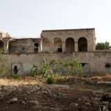 Ci troviamo nel cortile, invaso dalla vegetazione spontanea e dall'immondizia e attraverso un buco in una parete riusciamo ad accedere al piano terra dell�edificio